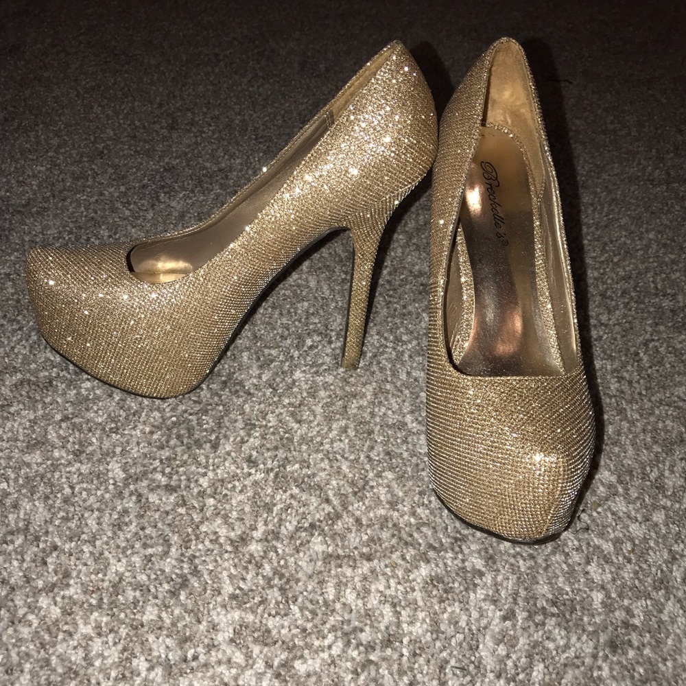 gold sparkley pumps
